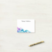 Paw-afdrukken op paarse waterverf van aqua post-it® notes (Op bureau)