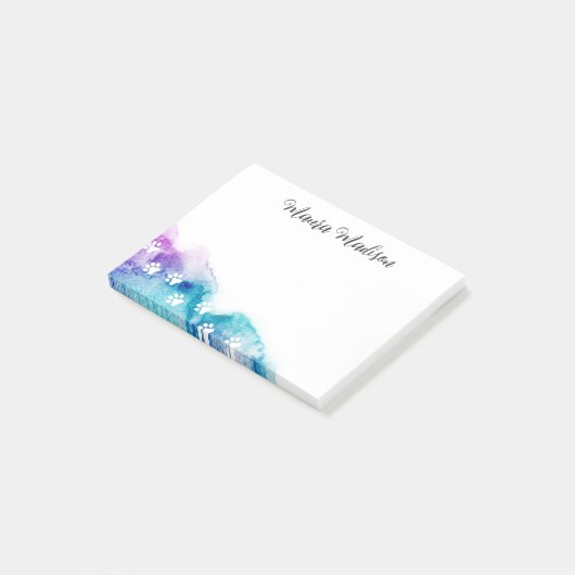 Paw-afdrukken op paarse waterverf van aqua post-it® notes (Schuin)