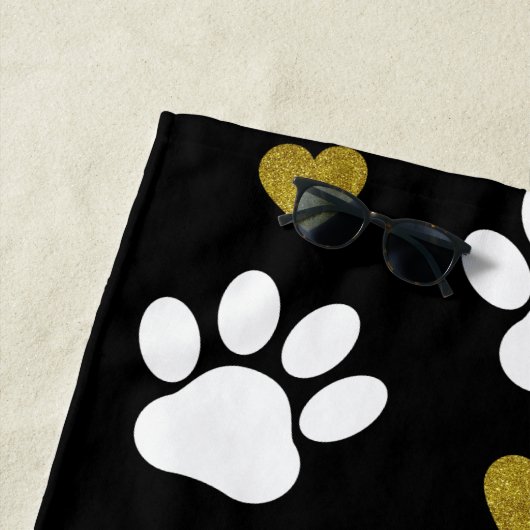 Paw Pattern, witte poten, gouden harten, Jouw naam Strandlaken (In situ)