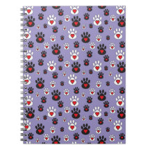 Paw prints met rode harten op blauw