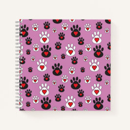 Paw prints met rode harten op roze notitieboek