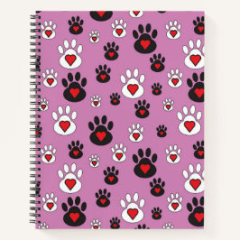 Paw prints met rode harten op roze notitieboek