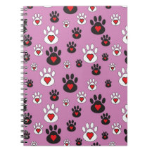 Paw prints met rode harten op roze