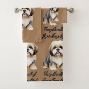 Paw-some schattigheid: pluizige pup in zachte tint bad handdoek