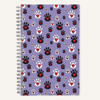 Pawprints met rode harten op blauw notitieboek