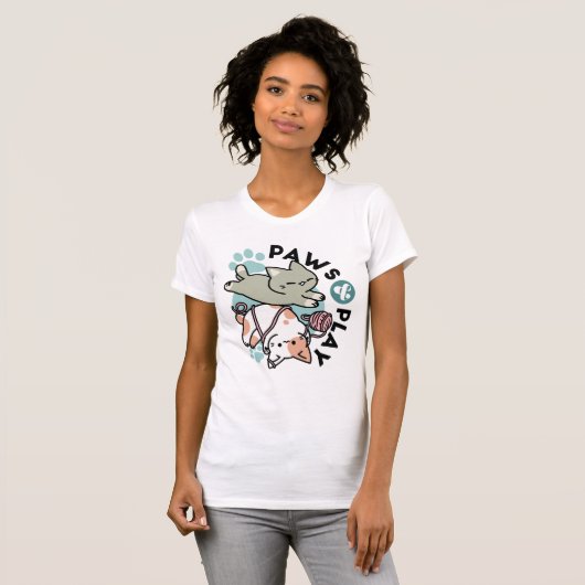 Paws and Play – Adorable Cat Illustration T-shirt (Voorkant volledig)