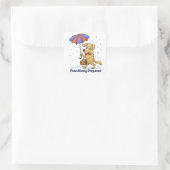 Pawsitively Prepared – Cute Dog with Umbrella Vierkante Sticker (Tas)