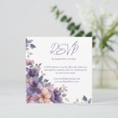 Payer des fleurs roses sur la carte RSVP de mariag (Debout devant)