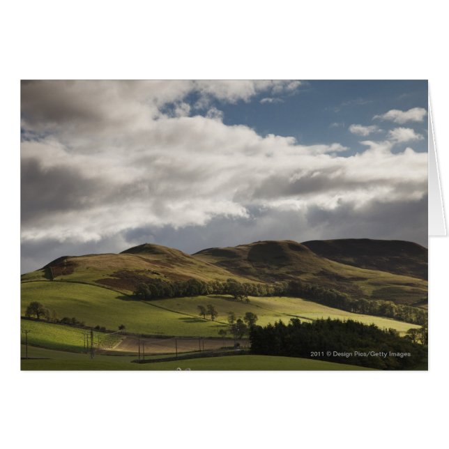 Paysage Avec Collines Et Nuages Au-Dessus (Devant horizontal)