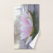 Paysage de fleur de lotus rose clair (Serviette à main)