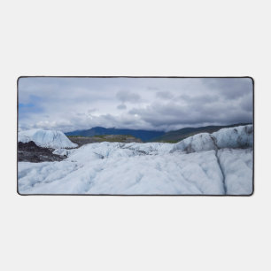 Paysage glaciaire arctique avec neige et sommets