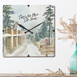 Paysage hivernal Pas d'endroit comme domicile Adre<br><div class="desc">Horloge murale Winter Landscape personnalisée avec votre adresse et indiquée par "There's No Place Like Home" dans la typographie script tendance. Cette conception rustique de campagne a une scène aquarelle d'un sentier boisé enneigé,  des pins,  un robin et une chouette sur les poteaux de clôture.</div>