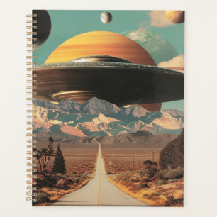 Paysage surréaliste avec route, OVNI et Saturne