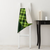 Pea Green Plaid Monogramme Petite couverture Sherp (En situation)