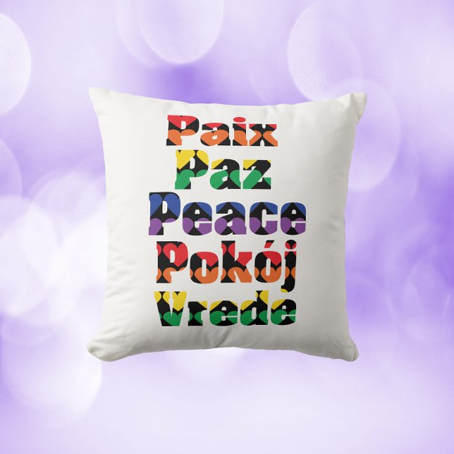 Peace Hearts Rainbow Typografie Kussen (A pillow with the word peace in French, Spanish, Polish and Dutch)