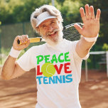 Peace Love Tennis Ball Cute Joueur de l'équipe<br><div class="desc">J'adore jouer au tennis. Un joli cadeau de Noël de joueur de tennis avec une balle de tennis jaune comme le O in Love. Paix et tennis écrits en bleu et vert.</div>