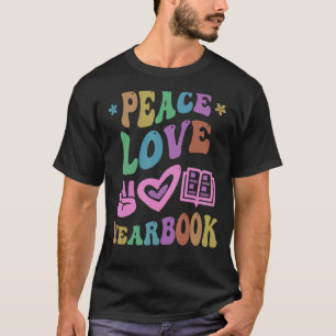PEACE LOVE YEARBOOK Personeel lerarenschool Public T-shirt