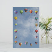 Peaceful Hot Air-ballonnen Border Blue Cloudy Sky Briefpapier (Staand voorkant)