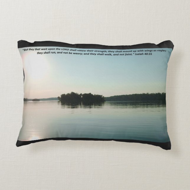 Peaceful Lake and Distant Trees with scripture Accent Kussen (Achterkant)