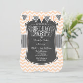 Peach Chalkboard Chevron Invitation d'anniversaire (Debout devant)