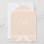  Peach Damask Monogram Wedding Invitations Kaart (Achterkant)