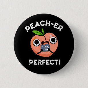 Peach-er Perfect Funny Peach Pun Dark BG Ronde Button 5,7 Cm