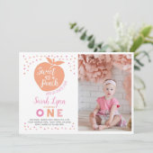 Peach First Birthday Invitation avec photo (Debout devant)