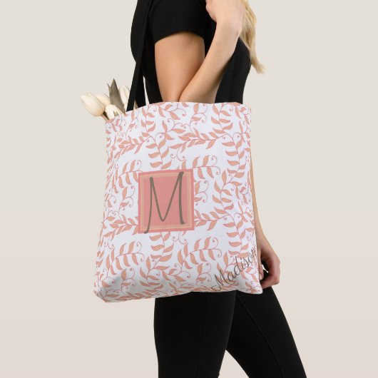 Peach Floral Leaf Natural Trendy Monogram Draagtas (Dichtbij)