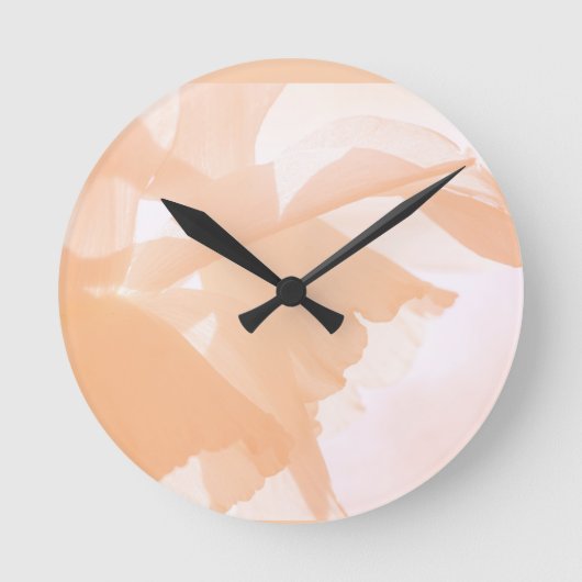 Peach Fuzz Abstracte Bloemen Ronde Klok (Voorkant)