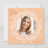 Peach Fuzz White Wildflower Wreath Afstuderen Kaart (Voorkant)