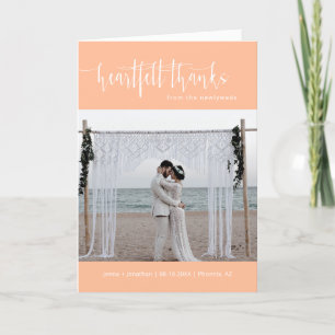 Peach minimalistisch script bruiloft foto gevouwen bedankkaart
