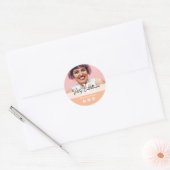 Peach Modern Script naam & aangepaste foto Ronde Sticker (Envelop)