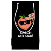 Peach not War Funny Fruit Pun Dark BG Klein Cadeauzakje (Voorkant)