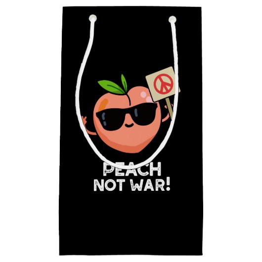 Peach not War Funny Fruit Pun Dark BG Klein Cadeauzakje (Voorkant)