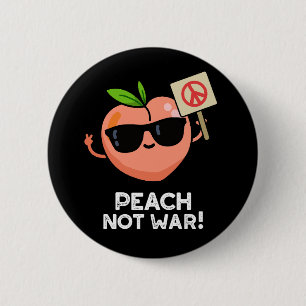 Peach not War Funny Fruit Pun Dark BG Ronde Button 5,7 Cm