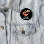Peach not War Funny Fruit Pun Dark BG Ronde Button 5,7 Cm (In situ)