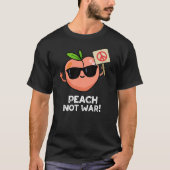 Peach not War Funny Fruit Pun Dark BG T-shirt (Voorkant)