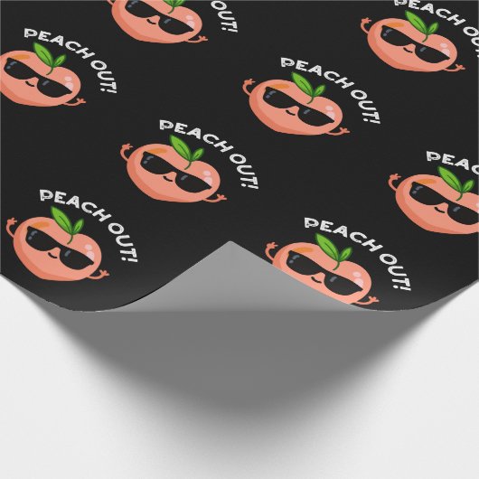 Peach out Funny Fruit Pun Dark BG Cadeaupapier (Hoek)