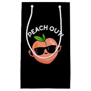Peach out Funny Fruit Pun Dark BG Klein Cadeauzakje