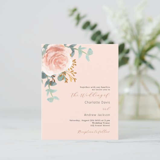 Peach roos gouden QR RSVP budget bruiloft uitnodig (Staand voorkant)