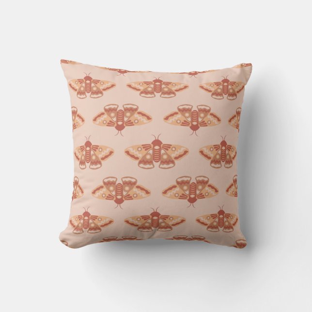 Peachy Retro Moth – delicate herhalende print Kussen (Voorkant)