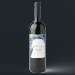 Peacock Étiquette<br><div class="desc">Ces étiquettes de bouteilles de vin personnalisées disposent d'un paon aquarelle avec des plumes dans les tons bleu royal, vert et violet. Utilisez les champs modèle pour do-it-yourself vos informations personnalisées. Un choix majestueux pour les mariages maximalistes et de jardin. Pour voir l'ensemble de la papeterie thématique mariage et des...</div>