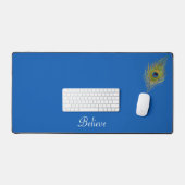 Peacock Feather & Kalligrafie op Lake Blue Bureaumat (Keyboard & Muis)