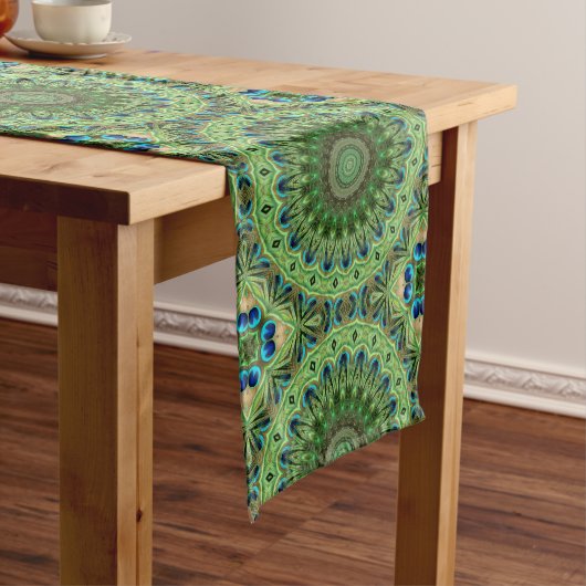 Peacock Feather Mandala Emerald en Blue Symmetry Medium Tafelloper (Voorbeeld)