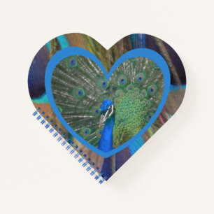 Peacock met verwarmde hartverschrompelde laptop notitieboek