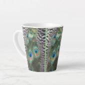 Peacock Plumes colorées Poussière Motif. Tasse lat (Angle gauche)