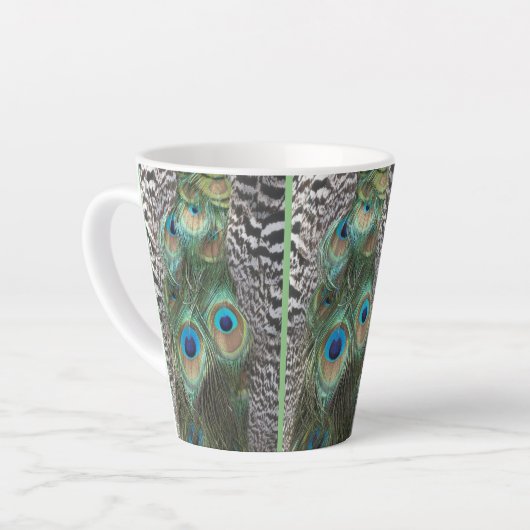 Peacock Plumes colorées Poussière Motif. Tasse lat (Angle gauche)