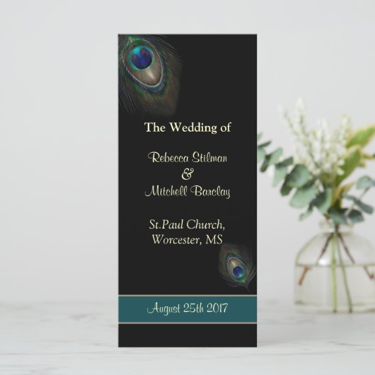 Peacock veren op zwarte bruiloft programma (Staand voorkant)