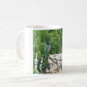 Peacocs dans un jardin photo Mug (Devant gauche)