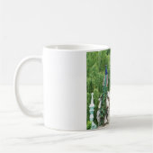 Peacocs dans un jardin photo Mug (Gauche)